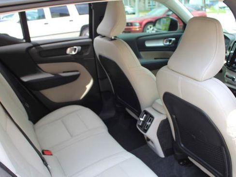 Used 2022 Volvo XC40 T5 Momentum image 26