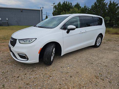 Used 2023 Chrysler Pacifica Touring-L FWD image 8