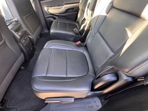 Used 2023 GMC Acadia SLT image 21