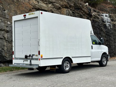 Used 2022 GMC Savana 3500 w/ Power Convenience Package image 10