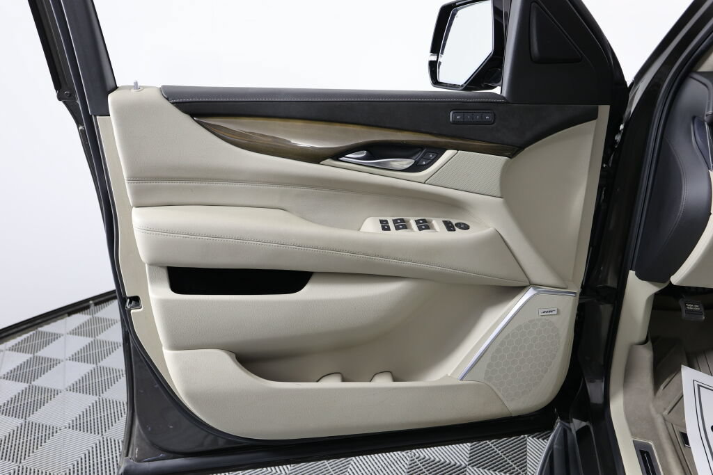 Used 2020 Cadillac Escalade Luxury AWD/4WD image 12