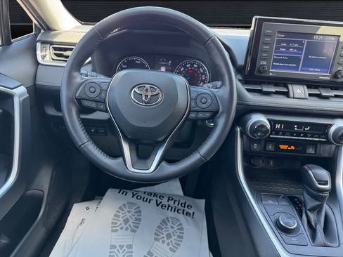 Used 2020 Toyota RAV4 XLE w/ Convenience Package image 4