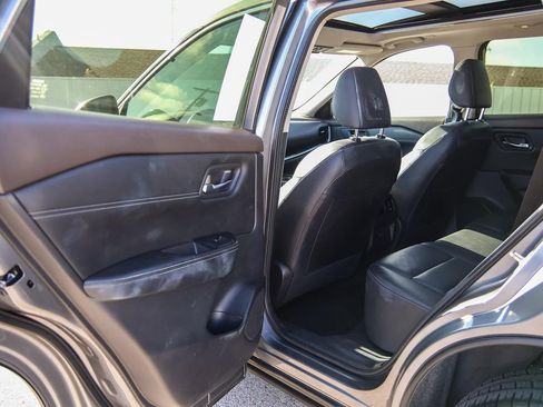 Used 2023 Nissan Rogue SL image 24