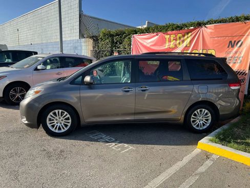 Used 2012 Toyota Sienna XLE image 5