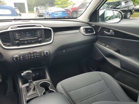Used 2017 Kia Sorento FWD image 18