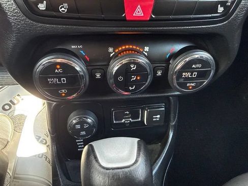 Used 2015 Jeep Renegade Trailhawk w/ Popular Equipment Group AWD/4WD image 24