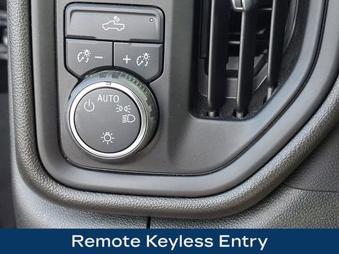 Used 2024 Chevrolet Silverado 1500 Custom image 16