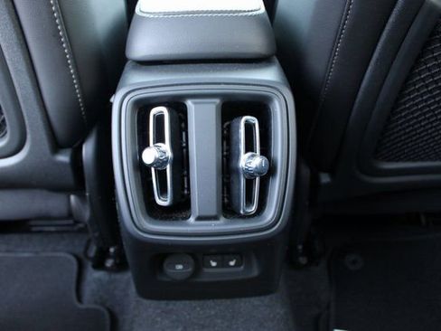 Used 2025 Volvo XC40 B5 Plus image 36