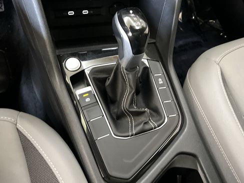 Used 2024 Volkswagen Taos SE w/ Panoramic Sunroof Package FWD image 21