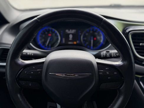 Used 2019 Chrysler Pacifica Touring Plus w/ S Appearance Package image 13