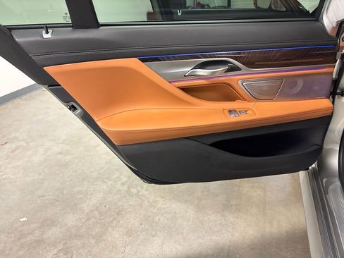 Used 2021 BMW 750i xDrive w/ Executive Package image 29