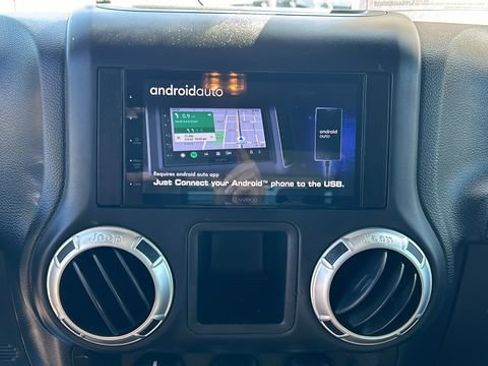 Used 2017 Jeep Wrangler Rubicon w/ Connectivity Group AWD/4WD image 20