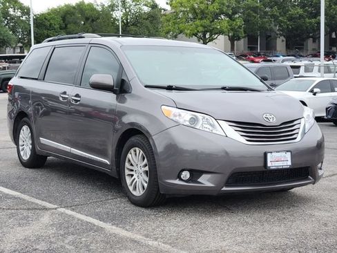 Used 2017 Toyota Sienna XLE w/ XLE Navigation Package FWD image 2