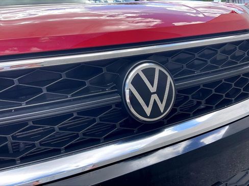 Certified 2024 Volkswagen Taos SE FWD image 30