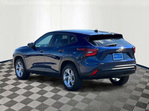 Used 2024 Chevrolet Trax LS w/ LS Convenience Package FWD image 4