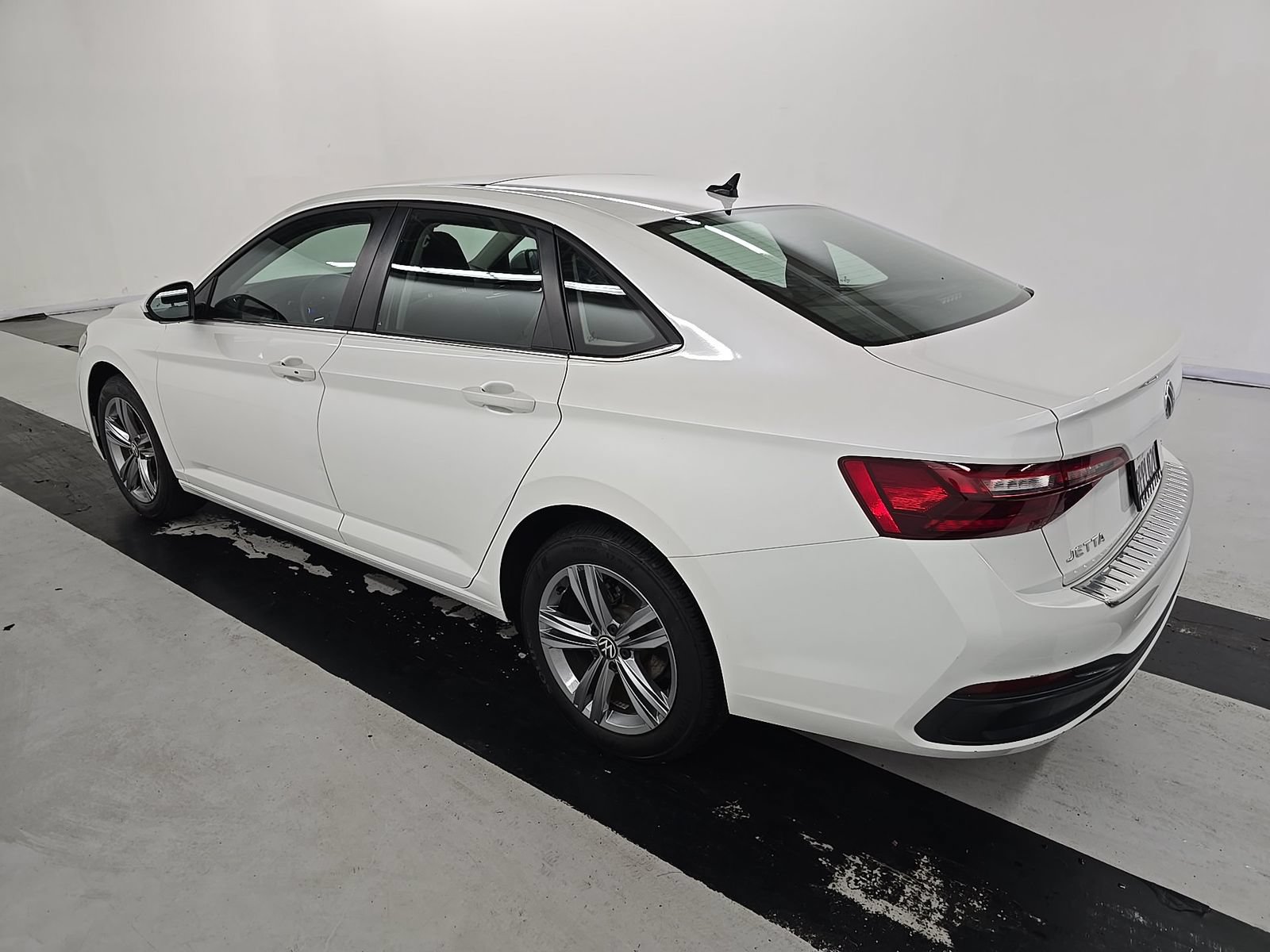 Used 2024 Volkswagen Jetta SE w/ Panoramic Sunroof Package FWD image 17