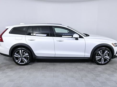 Used 2025 Volvo V60 B5 Cross Country Plus image 28