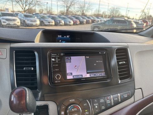 Used 2013 Toyota Sienna XLE image 24