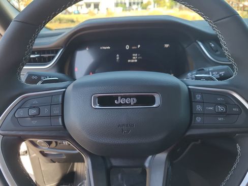 New 2025 Jeep Grand Cherokee Limited image 23