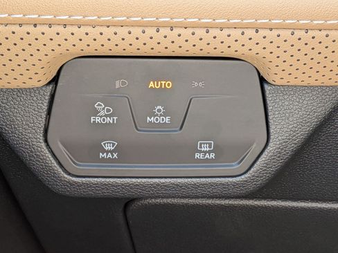 Used 2025 Volkswagen Atlas Cross Sport SE image 17