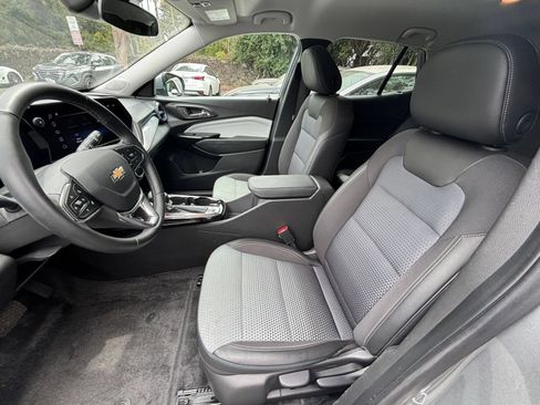 Used 2025 Chevrolet Trax LT w/ LT Convenience Package FWD image 21