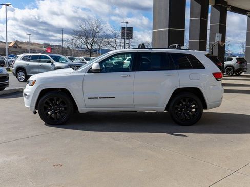 Used 2017 Jeep Grand Cherokee Altitude AWD/4WD image 4