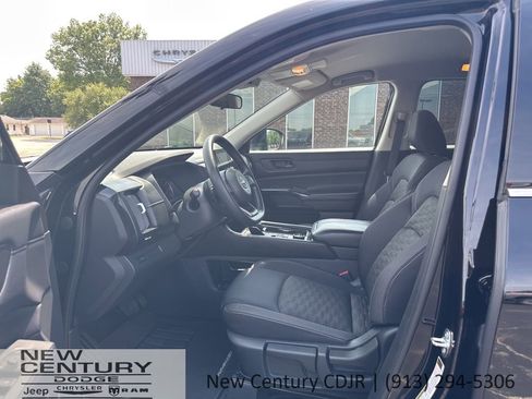 Used 2023 Nissan Pathfinder S image 7
