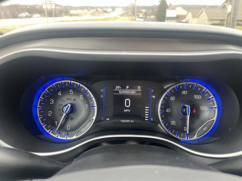 Used 2020 Chrysler Pacifica Touring w/ Cold Weather Group FWD image 16
