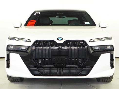 Used 2023 BMW 740i w/ Parking Assistance Package RWD image 3