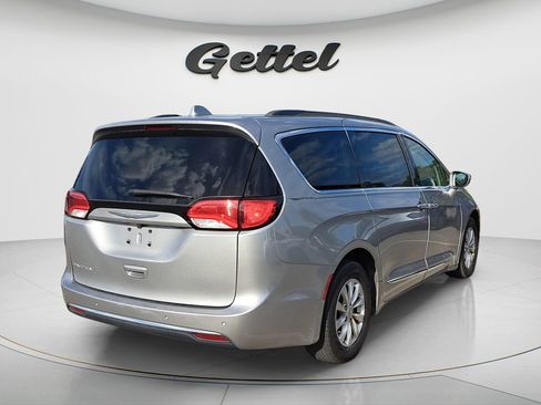 Used 2017 Chrysler Pacifica Touring-L image 4