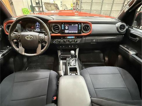 Used 2017 Toyota Tacoma TRD Sport AWD/4WD image 14