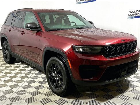 Used 2025 Jeep Grand Cherokee Altitude AWD/4WD image 3