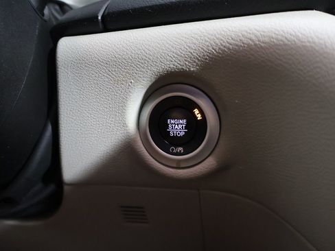 Used 2020 Chrysler Pacifica Touring-L FWD image 39