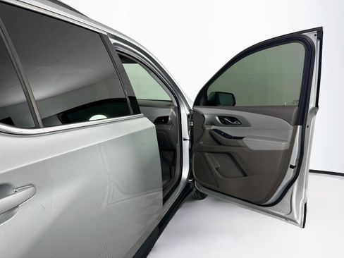 Used 2020 Chevrolet Traverse LT FWD image 33