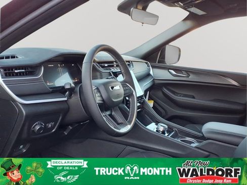 New 2025 Jeep Grand Cherokee Altitude image 8