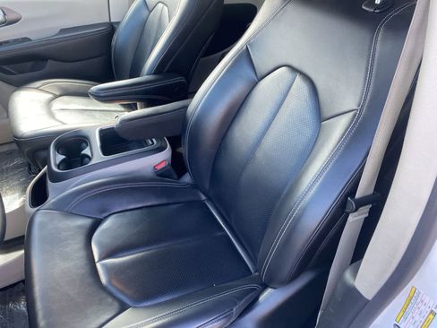 Used 2023 Chrysler Pacifica Touring-L FWD image 12