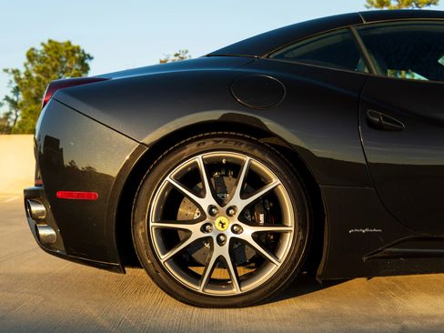 Used 2010 Ferrari California RWD image 29