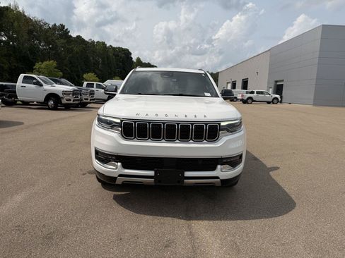 Used 2023 Jeep Wagoneer Series III w/ Preferred Equipment Group AWD/4WD image 2