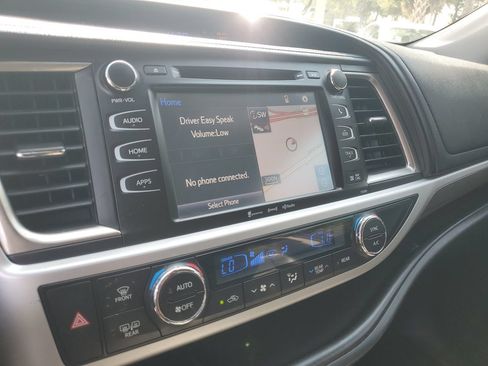 Used 2019 Toyota Highlander SE FWD image 22