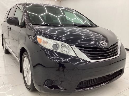 Used 2015 Toyota Sienna LE AWD/4WD image 3