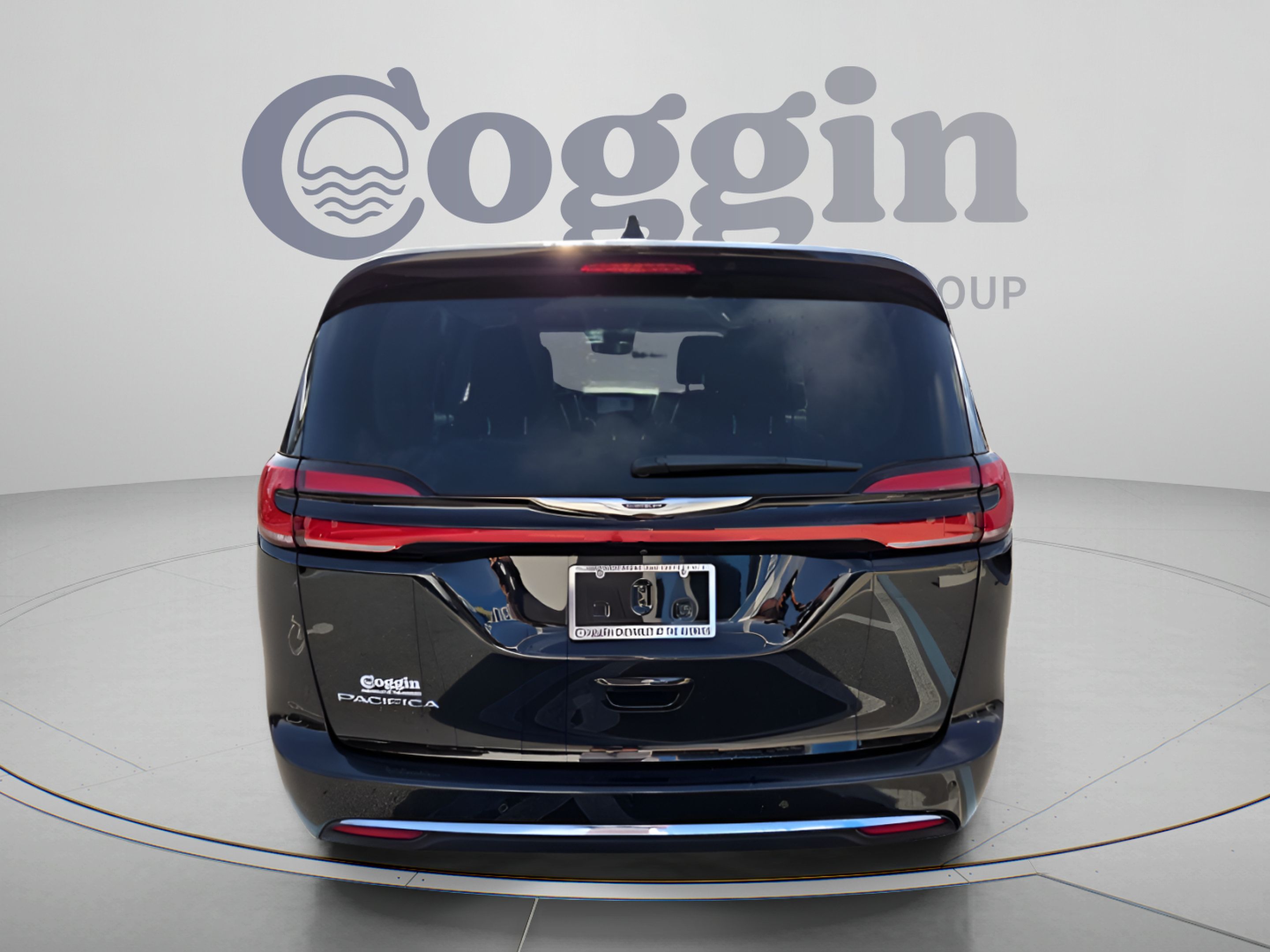 Used 2024 Chrysler Pacifica Touring-L FWD image 4