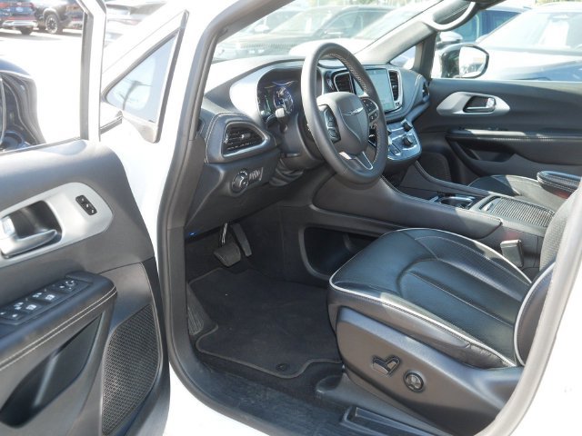 Used 2026 Chrysler Pacifica Limited FWD image 12