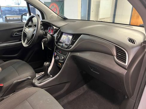 Used 2018 Chevrolet Trax LS image 28