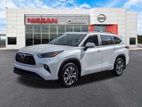 Used 2023 Toyota Highlander XLE AWD/4WD image 7