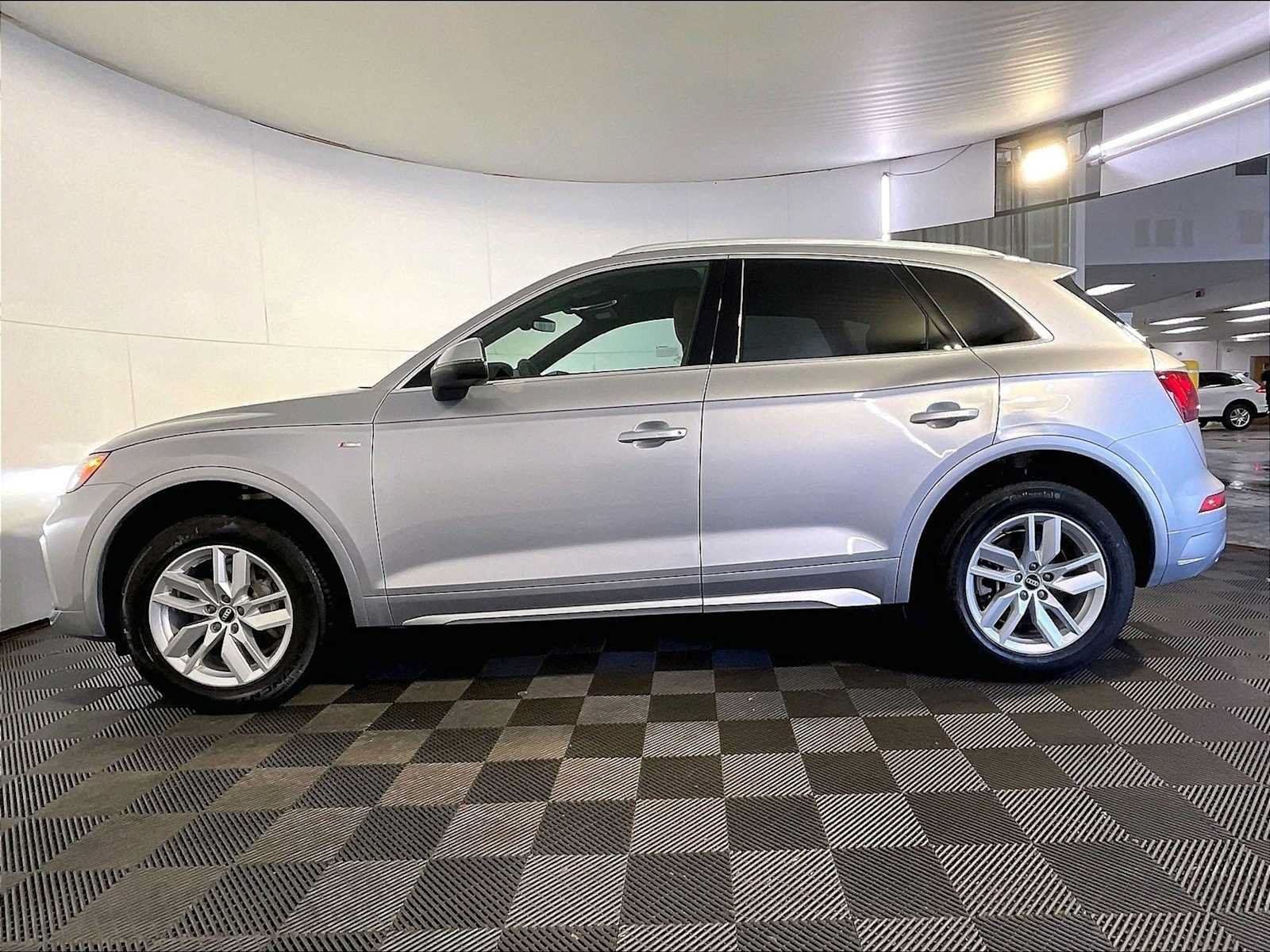 Used 2022 Audi Q5 2.0T Premium w/ Convenience Package AWD/4WD image 2