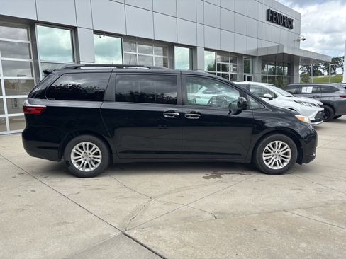Used 2017 Toyota Sienna XLE FWD image 9