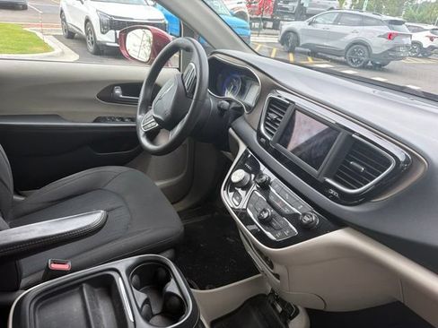 Used 2018 Chrysler Pacifica Touring Plus w/ Tire & Wheel Group FWD image 11