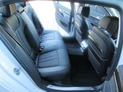 Used 2022 BMW 740i image 34