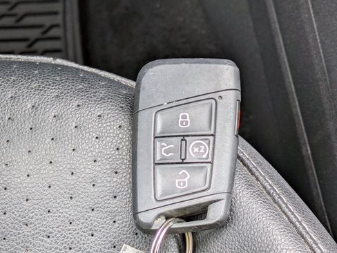 Used 2022 Volkswagen Tiguan SE R-Line FWD image 30