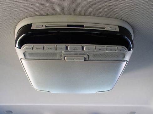 Used 2017 Chrysler Pacifica Premium image 43